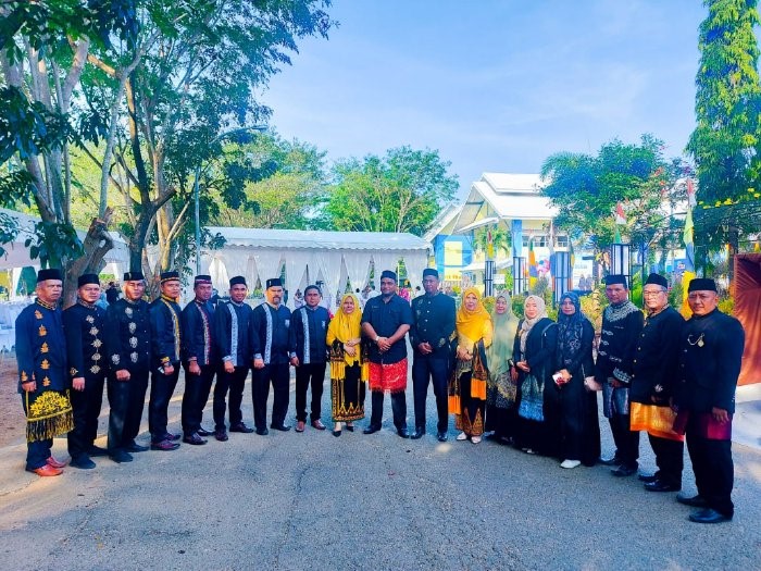 Kacabdisdik Wilayah Aceh Timur, Rahmatsah Putra photo bersama dengan Kepala SMK dan SMA di komplek SMKN 1, 2 dan 3 Banda Aceh seusai launching BLUD SMK se-Aceh