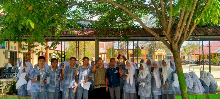 Siswa SMA 1 Matangkuli saat melakukan uji coba aplikasi Imsakiyah Ramadhan Digital