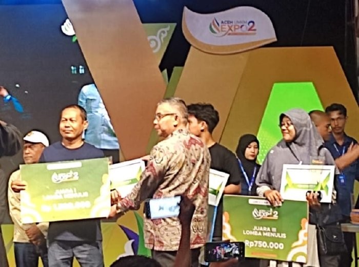 Kepala SMKN 1 Jeunieb Juara Satu Lomba Menulis Aceh UMKM Expo II 2023