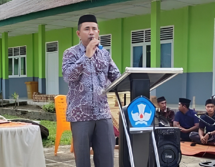 Kepala SMA Negeri 1 Teupah Selatan, Muhammad Kasdi S.Pd Kamis (6/4/2023