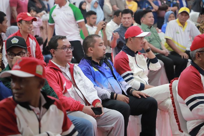 Pj Bupati Aceh Besar Muhammad Iswanto S.STP, MM menghadiri pembukaan Pekan Olahraga Pelajar Daerah (Popda) Aceh XVII, di lapangan upacara Pusat Pemerintah Kabupaten (Pemkab) Aceh Timur, Sabtu, (6/7/2024) malam.