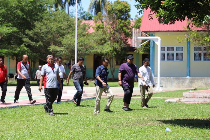 Pj Bupati Aceh Besar Muhammad Iswanto S.STP, MM saat mengunjungi pemondokan kontingen atlet Popda Aceh Besar yang berada di SMK Negeri 1 IDI, Aceh Timur, Sabtu (6/7/2024) sore.