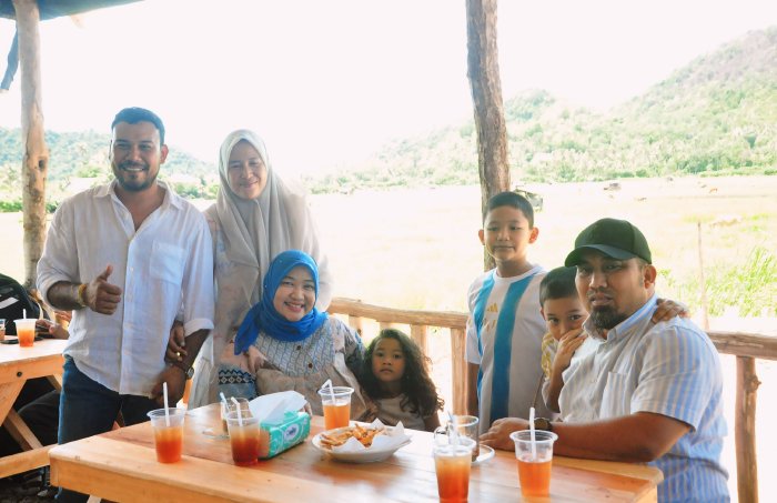 Foto bersama Pj Bupati Aceh Besar Muhammad Iswanto SSTP MM dan keluarga, Pelaku UMKM Juli Hardi Usman yang akrab disapa Bang Bewok beserta istri, saat menghadiri pembukaan UMKM Bandret Bang Bewok, di Rima Jineu, Peukan Bada, Aceh Besar, Minggu (22/9/