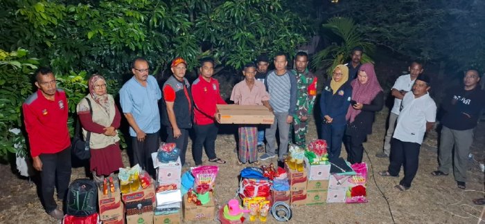 Plt Kadis Sosial Aceh Besar, Aulia Rahman SSTP MSi, didampingi Forkopimcam Seulimeum, menyerahkan bantuan masa panik kepada Teuku Nadri yang merupakan korban kebakaran, di Gampong Ujung Mesjid LP, Kecamatan Seulimeum, Kamis (19/9/2024) malam. FOTO/