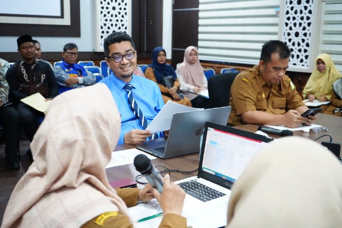 Dinas Pendidikan Aceh menggelar rapat evaluasi kinerja Bursa Kerja Khusus (BKK) SMK Aceh yang dipimpin langsung oleh Kepala Dinas Pendidikan Aceh, Marthunis, ST., D.E.A. Kegiatan ini turut didampingi oleh Kepala Bidang Pembinaan SMK, Dr. Asbaruddin,